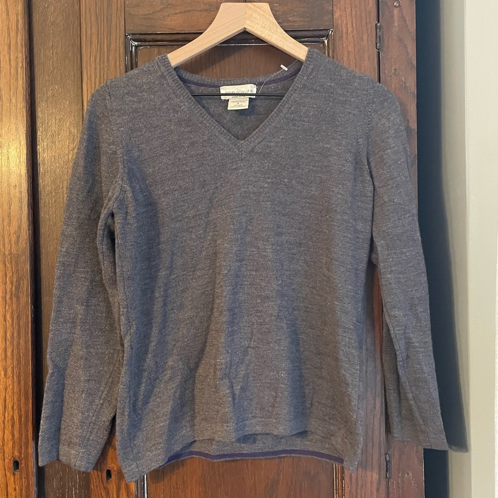 Elegant Women's V-Neck Sweater in Gray